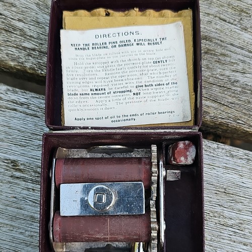Vintage 1917 mechanical razor - vintage,